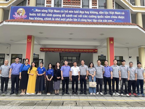 Đoàn thanh niên VKSND TP Đà Nẵng phối hợp thực hiện chương trình "Trao tặng vở & đồng phục – Tiếp sức học sinh vùng bão lũ"