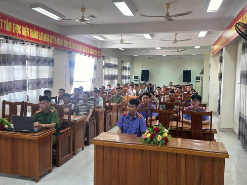 Đoàn thanh niên VKSND Khu vực 9 tuyên truyền, phổ biến pháp...