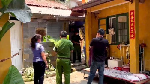 Kiểm sát viên VKSND khu vực 10 – Đà Nẵng tham gia khám nghiệm hiện trường vụ chết người xảy ra tại phố cổ Hội An