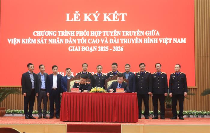 Đồng chí Nguyễn Huy Tiến, Viện trưởng VKSND tối cao và đồng chí Nguyễn Thanh Lâm, Tổng Giám đốc Đài Truyền hình Việt Nam ký kết chương trình phối hợp về công tác tuyên truyền giữa hai cơ quan (Hà Nội, ngày 10/3/2025)